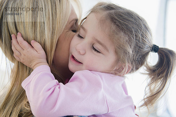 Europäer küssen Close-up Tochter Mutter - Mensch