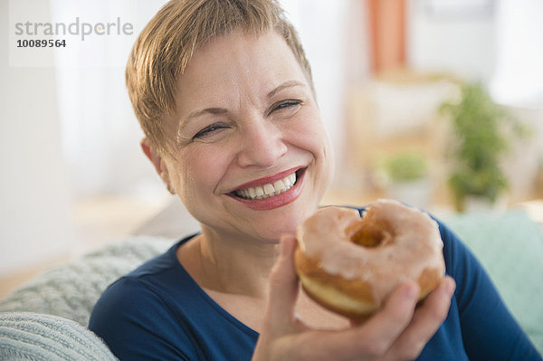 Europäer Frau lächeln Donut essen essend isst