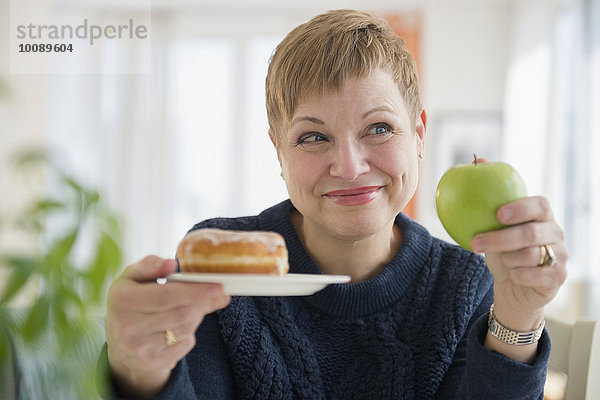 zwischen inmitten mitten Europäer Frau auswählen Apfel Donut