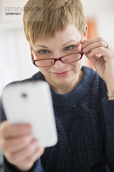 Handy Europäer Frau Brille über beobachten