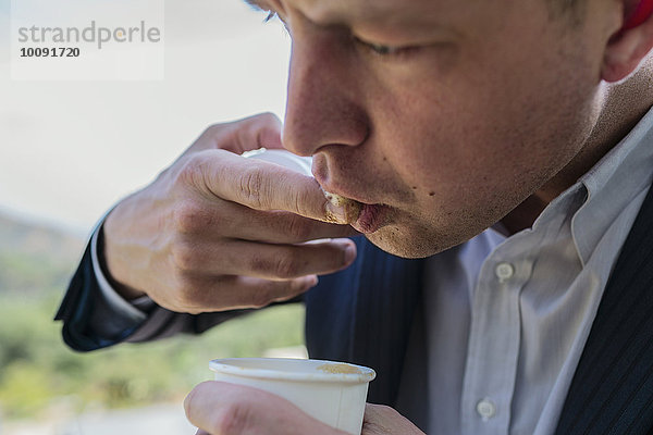 Europäer Geschäftsmann Close-up Verkostung Kaffee