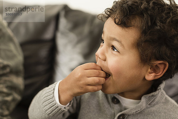 Couch Junge - Person Close-up mischen essen essend isst Mixed