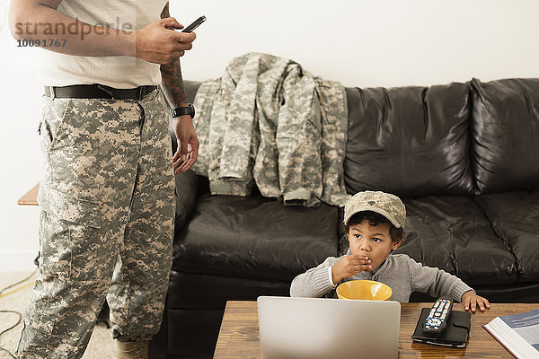 Entspannung Menschlicher Vater Sohn Zimmer Soldat mischen Wohnzimmer Mixed