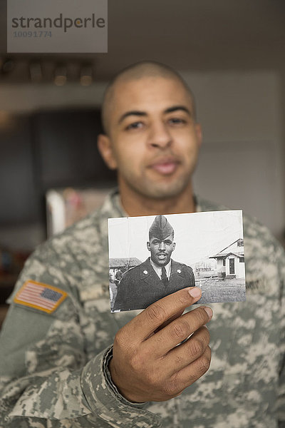 Fotografie Menschlicher Vater halten Soldat mischen Mixed