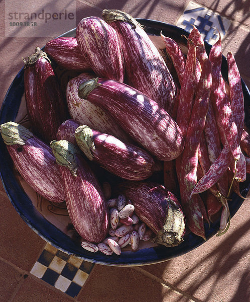 Schüssel mit Auberginen