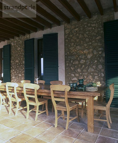 Tisch und Stühle auf der Terrasse