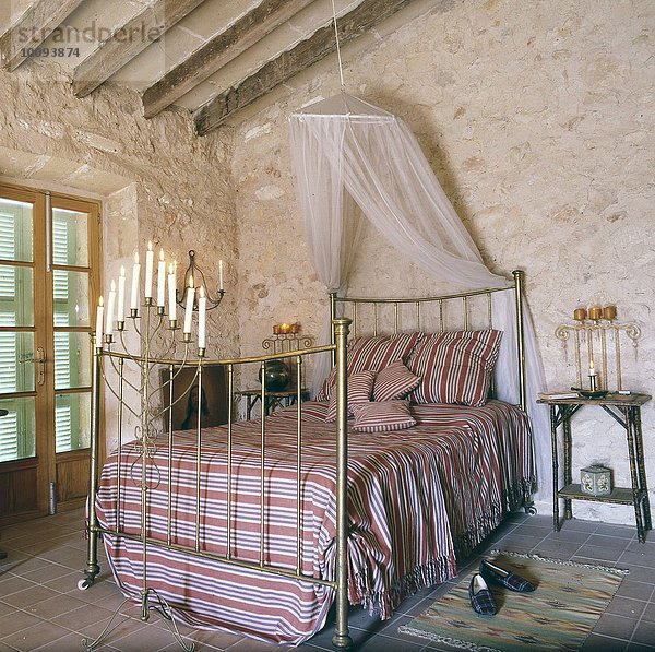 Schlafzimmer im traditionellen Steinhaus