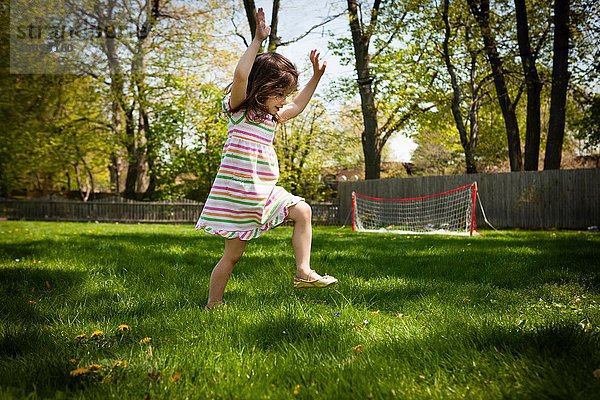 Junges Mädchen beim Laufen im Garten  flacher Blickwinkel