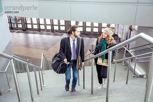 Geschäftsleute auf Geschäftsreise mit Treppenaufgang  New York  USA