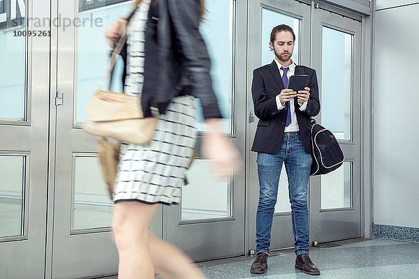 Geschäftsleute  die zur Hauptverkehrszeit pendeln