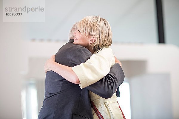 Geschäftsleute begrüßen sich beim Business-Lunch-Termin