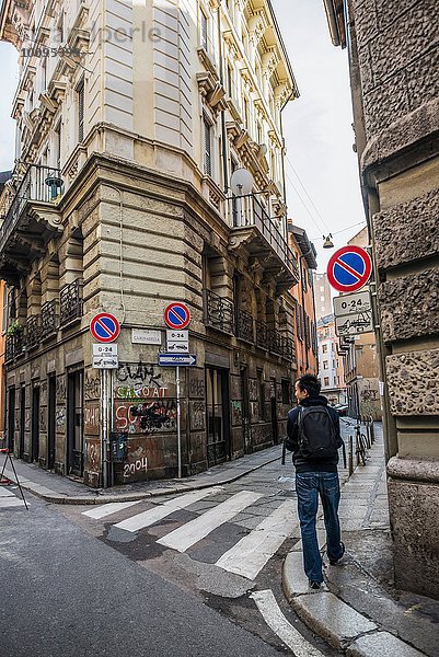 Junger Mann zu Fuß durch Graffiti bedeckt Straße  Mailand  Italien