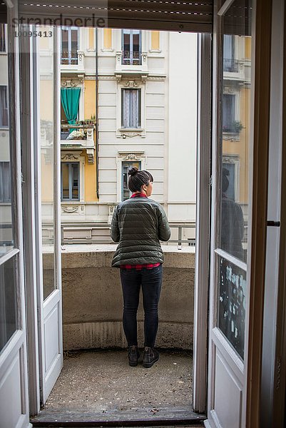 Rückansicht durch Tür der Frau auf Balkon  Mailand  Italien