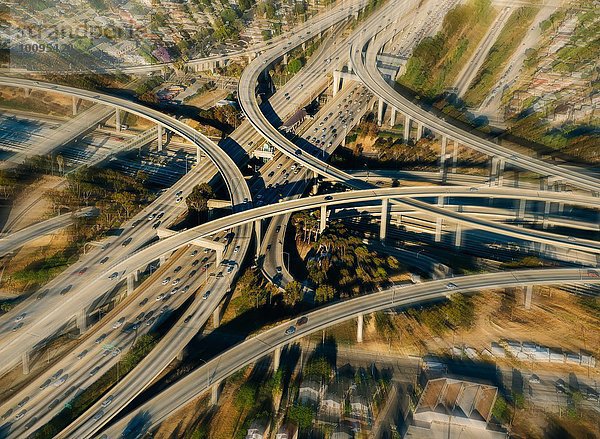 Verschwommene Luftaufnahmen von Überführungen und Autobahnen  Los Angeles  Kalifornien  USA
