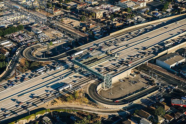 Luftaufnahme von Verkehrs- und Zufahrtsstraßen auf dem mehrspurigen Highway  Los Angeles  Kalifornien  USA