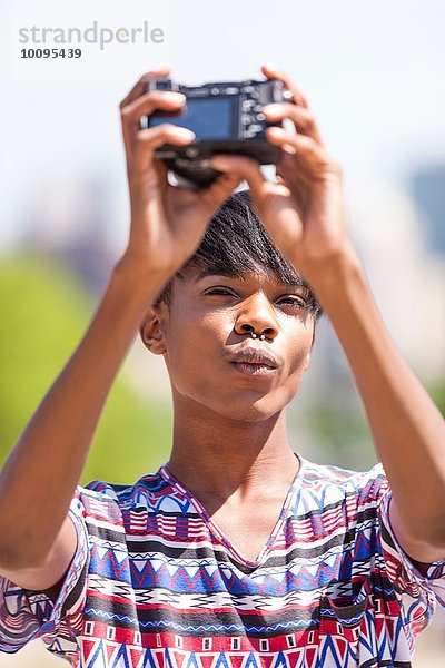 Junger Mann mit Nasenpiercing posiert für einen Selfie