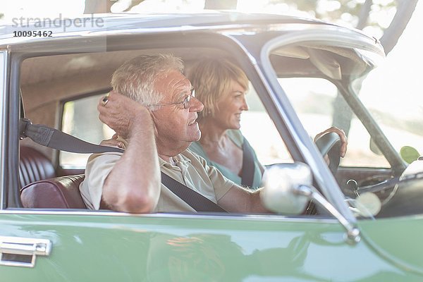 Senior Mann und reife Frau im Auto zusammen  lächelnd
