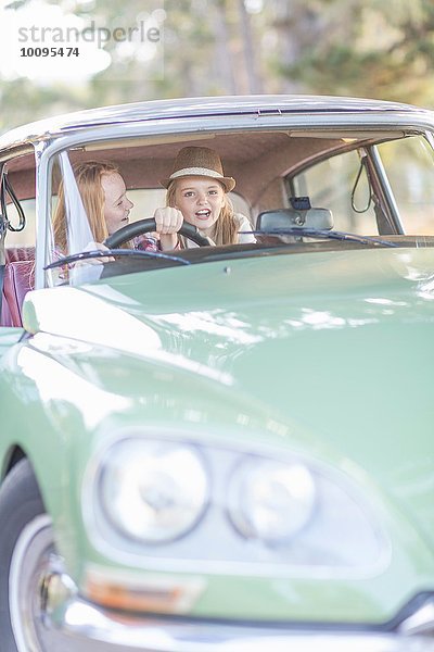 Zwei junge Mädchen im Fahrersitz des Autos