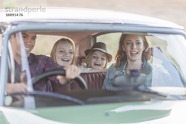 Familie im Auto  gemeinsam unterwegs