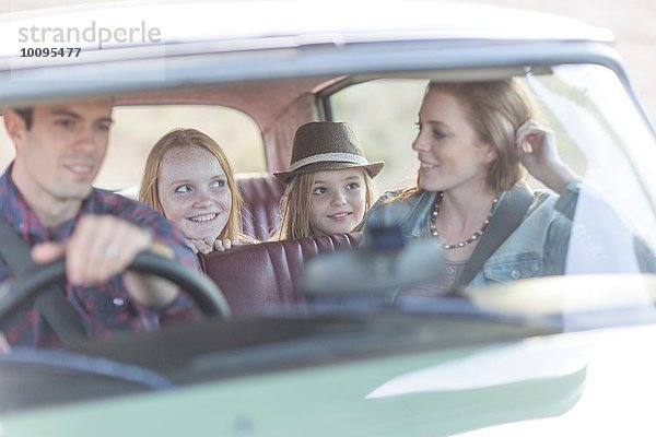 Familie im Auto  gemeinsam unterwegs