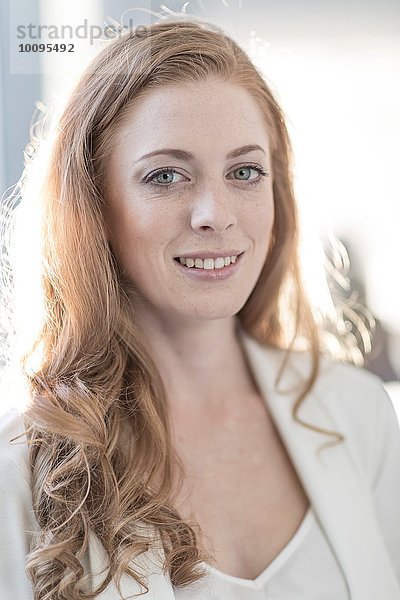 Porträt einer jungen Geschäftsfrau mit langen roten Haaren
