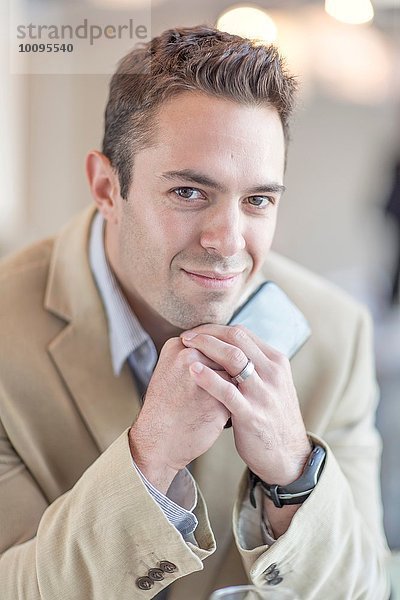 Porträt eines mittelständischen Geschäftsmannes mit Smartphone