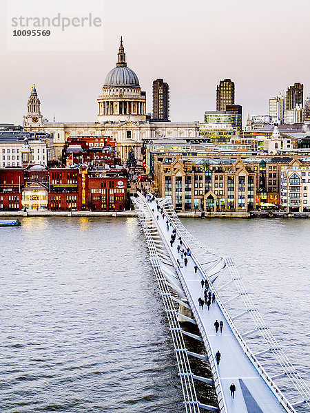 Millennium Bridge und St. Pauls Cathedral  London  England  Großbritannien  Europa