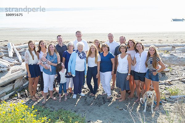 Porträt einer vierköpfigen Familie am Strand