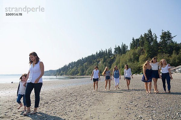 Drei Generationen weibliche Familie beim Spaziergang am Strand