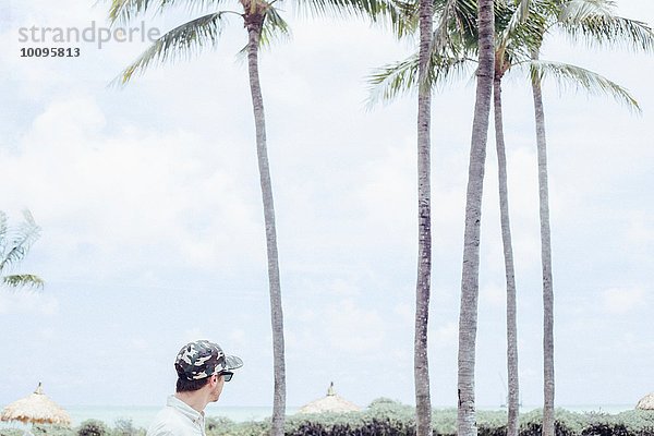 Mittlerer erwachsener Mann mit Blick auf Miami Beach  Florida  USA