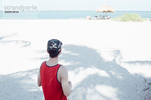 Mittlerer Erwachsener Mann  am Strand stehend  Blick nach hinten  Miami Beach  Florida  USA