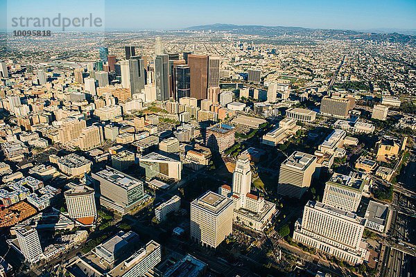 Luftaufnahme von Stadt und Wolkenkratzern  Los Angeles  Kalifornien  USA