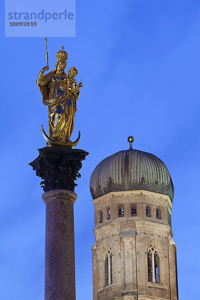 Mariensäule und Frauenkirche  Marienplatz  München  Bayern  Deutschland  Europa