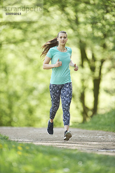 Junge Frau macht Fitnesstraining  Bayern  Deutschland  Europa