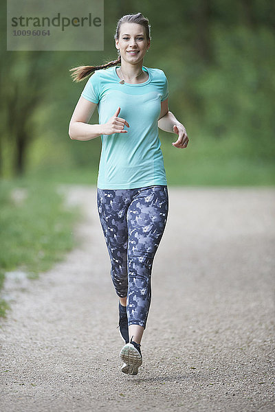 Junge Frau macht Fitnesstraining  Bayern  Deutschland  Europa