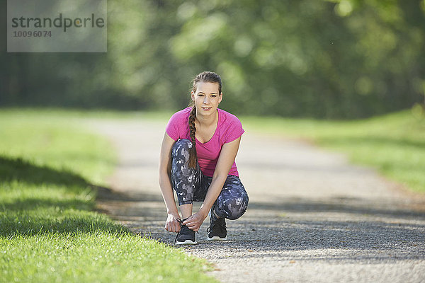 Junge Frau macht Fitnesstraining  Bayern  Deutschland  Europa