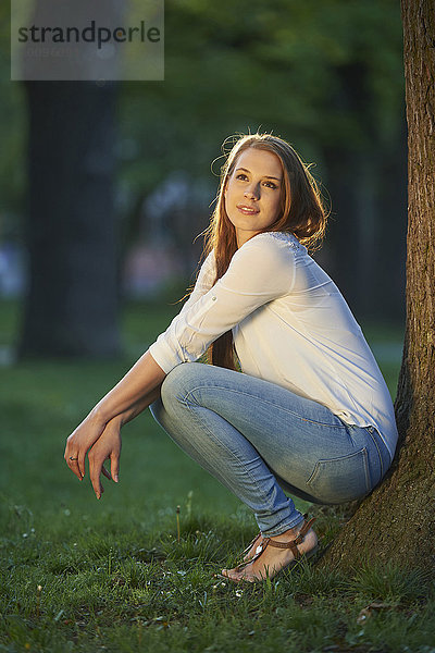 Junge Frau im Park  Bayern  Deutschland  Europa