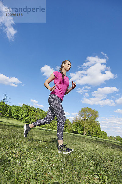 Junge Frau macht Fitnesstraining  Bayern  Deutschland  Europa