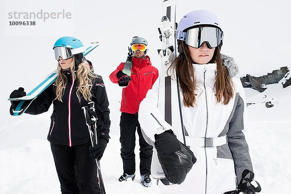 Freunde mit Helm und Skibrille mit Skiern  Portrait