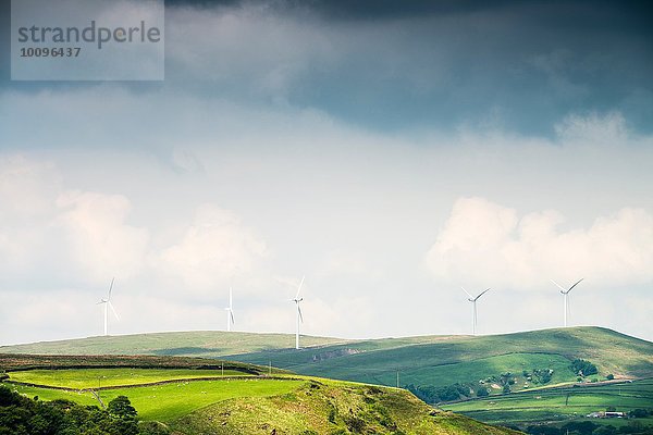 Ansicht von Windkraftanlagen auf Moorhügeln  UK