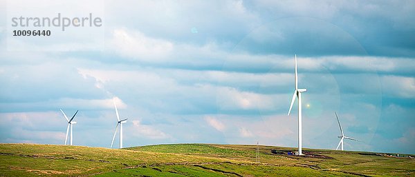 Panoramablick auf Windkraftanlagen im Moorland  UK