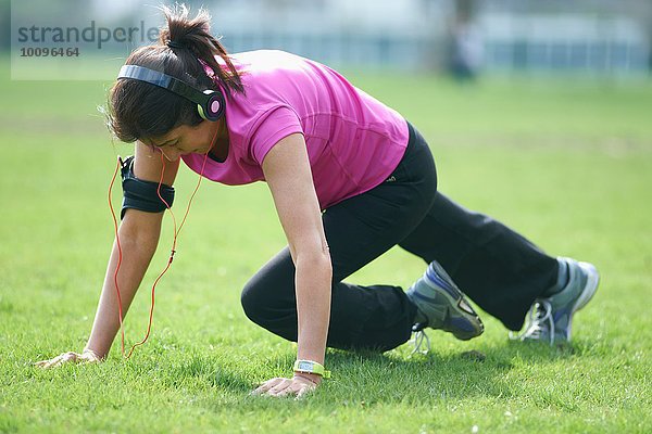 Reife Frau bei Übungen im Park