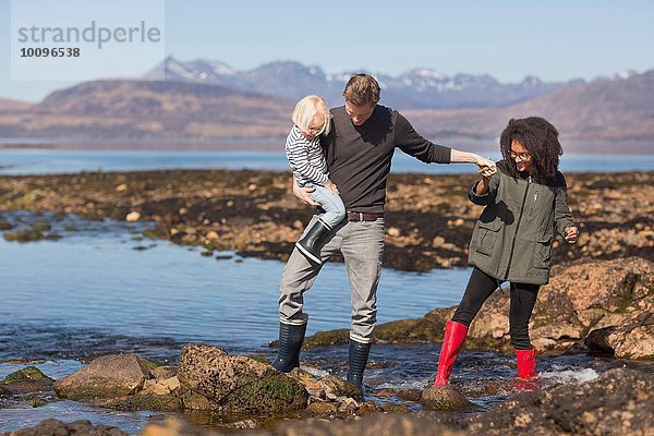 Vater mit Sohn von Loch Eishort  Isle of Skye  Hebrides  Schottland