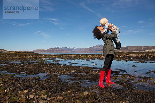 Mutter mit Sohn von Loch Eishort  Isle of Skye  Hebrides  Schottland