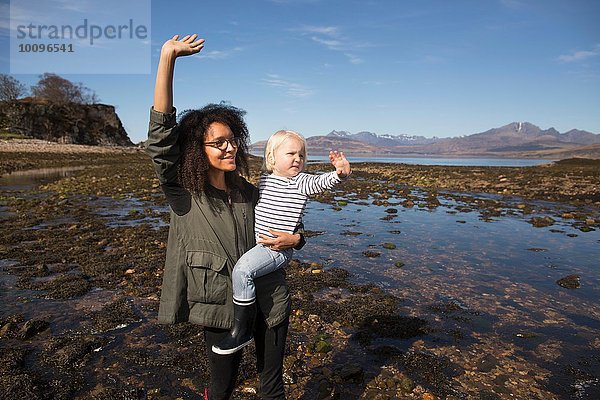 Mutter und Sohn winken  Loch Eishort  Isle of Skye  Hebriden  Schottland