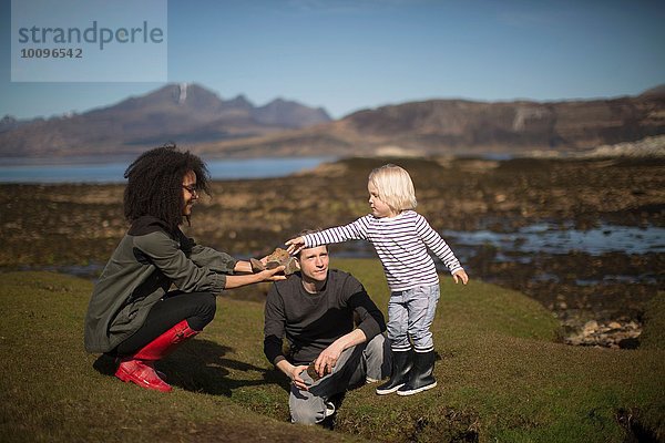 Mutter mit Sohn Rock  Isle of Skye  Hebriden  Schottland