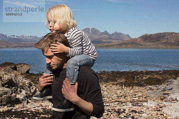 Vater mit Sohn auf den Schultern  Loch Eishort  Isle of Skye  Hebriden  Schottland