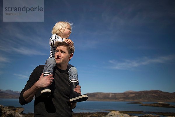 Vater mit Sohn auf den Schultern  Loch Eishort  Isle of Skye  Hebriden  Schottland