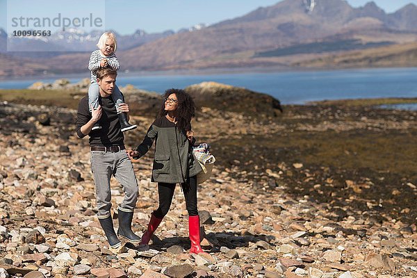 Familie zu Fuß  Mann mit Sohn auf den Schultern  Loch Eishort  Isle of Skye  Hebrides  Schottland