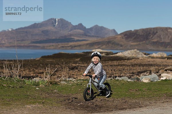 Fahrrad fahrender Junge  Lake Eishort  Isle of Skye  Hebriden  Schottland